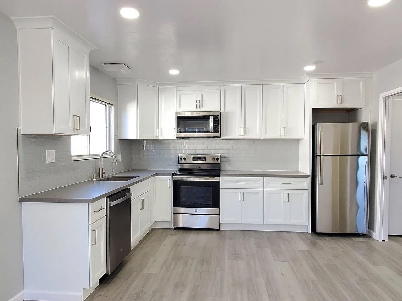 3756 Poinciana Dr - Photo 5 of 7