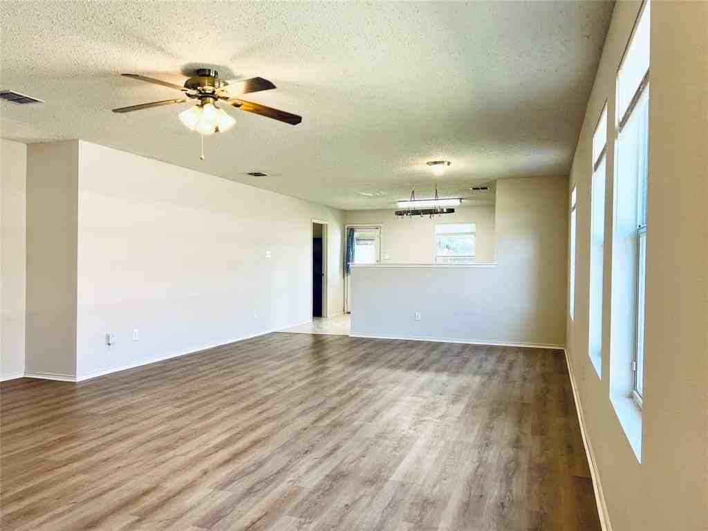 2613 Plantation Dr - Photo 3 of 18