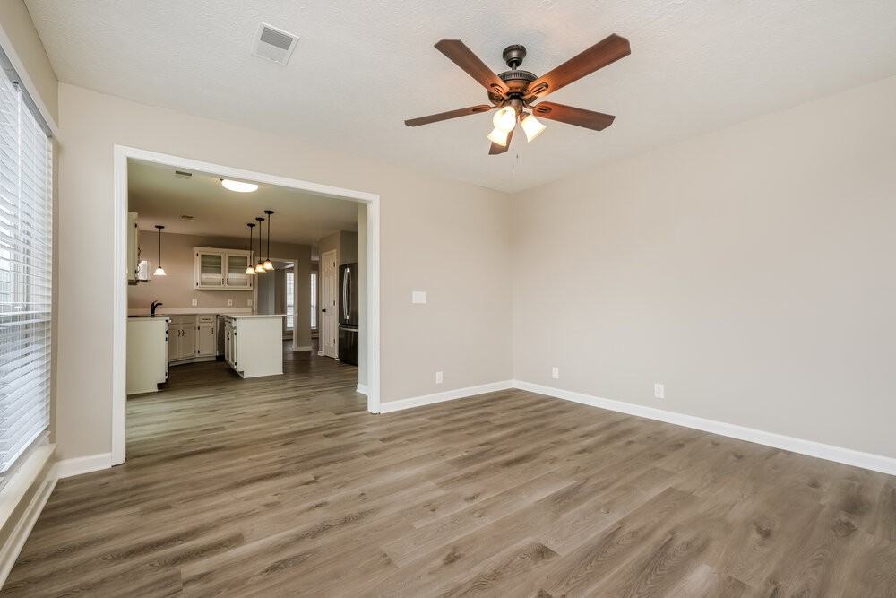 3102 Creekview Ln - Photo 5 of 17