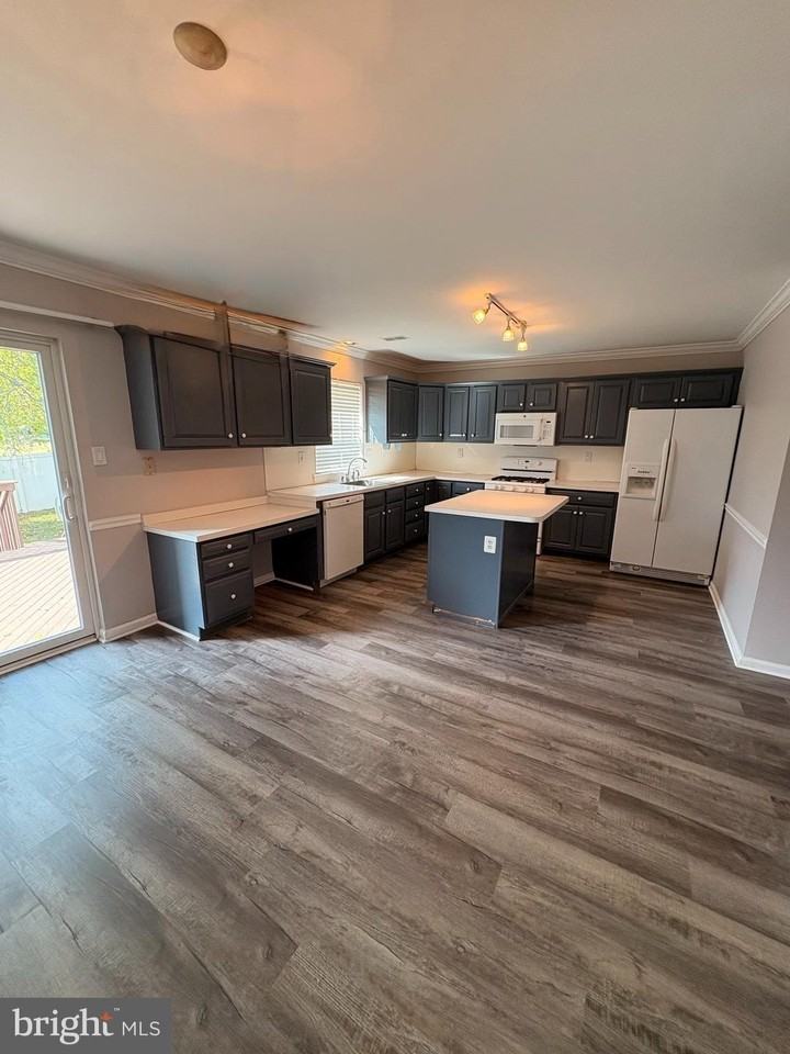 905 Kennedy Ct - Photo 7 of 28