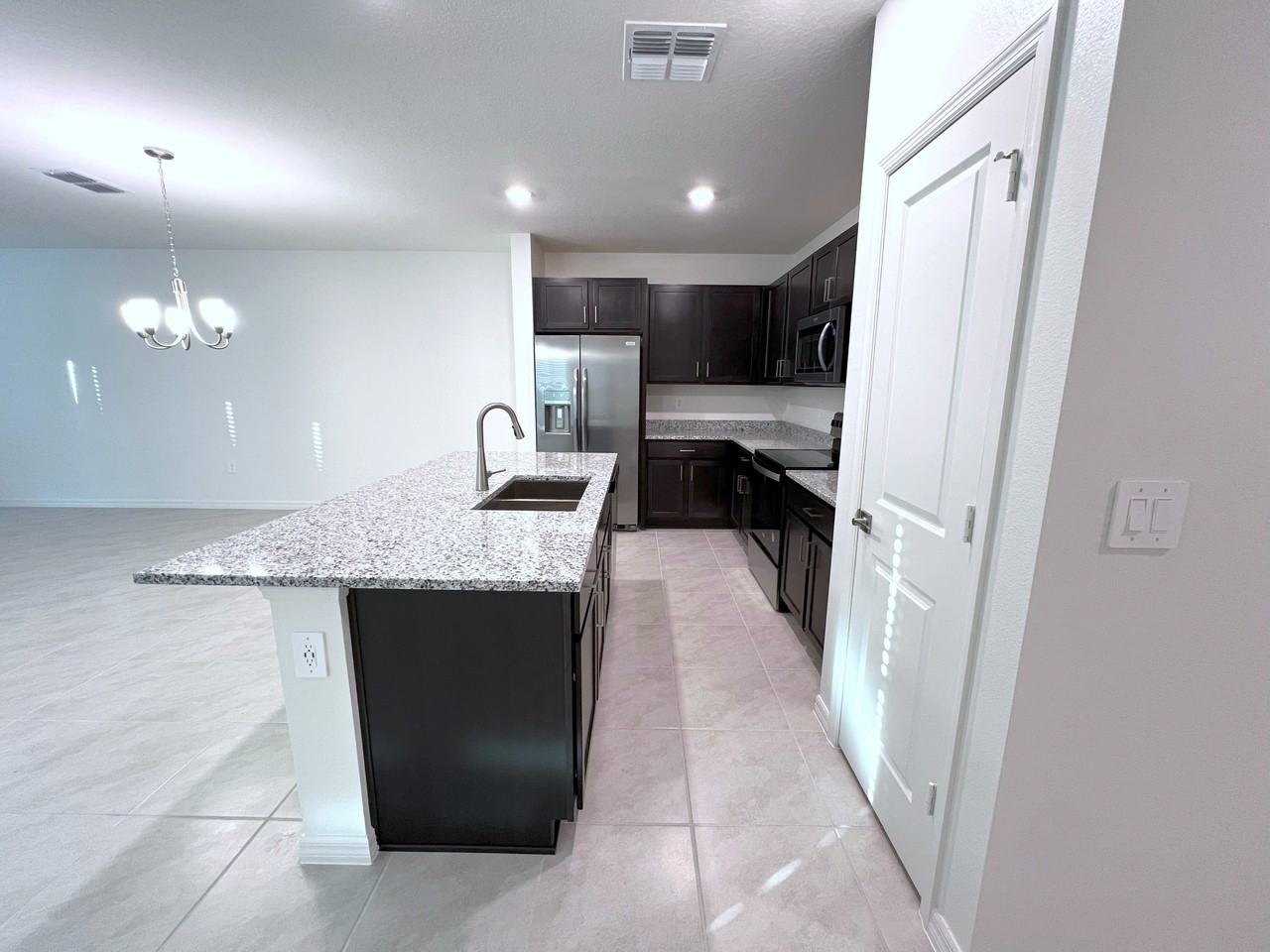 758 Stoney Point Cir - Photo 4 of 18