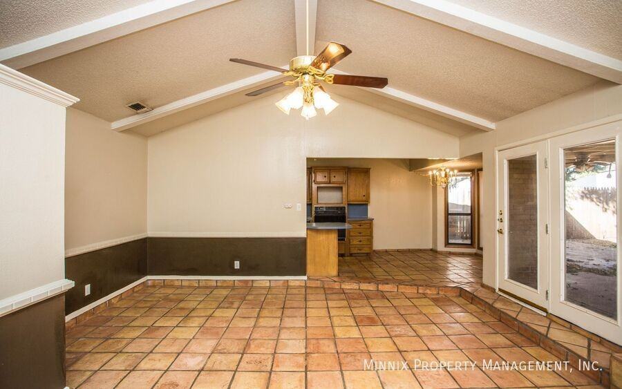 4912 58th St - Photo 4 of 39