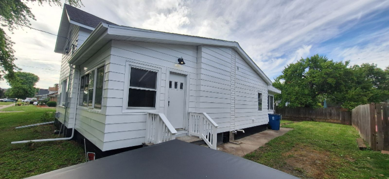 584 Broadway St - Photo 2 of 17