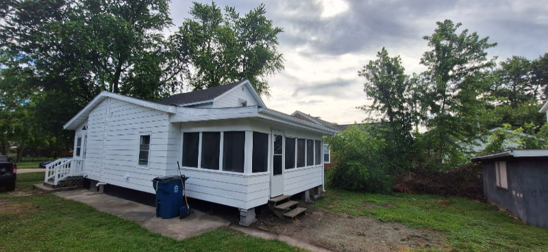 584 Broadway St - Photo 3 of 17