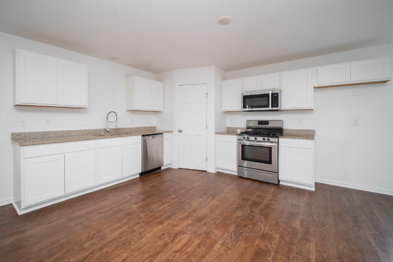 1110 Russell Rd - Photo 3 of 16