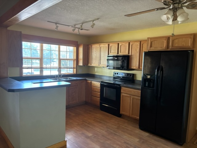 304 S Bluff St - Photo 2 of 10