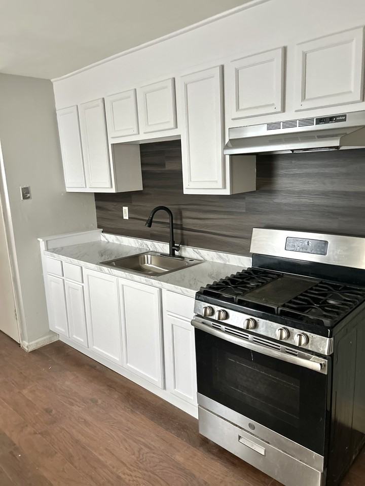 N Pine St #10th - Photo 4 of 5