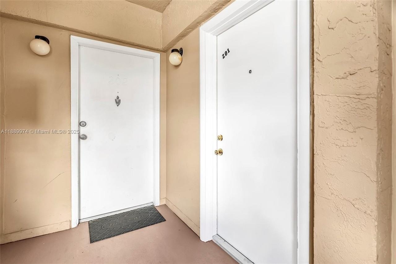 3945 Sw 89th Ave #201 - Photo 3 of 24