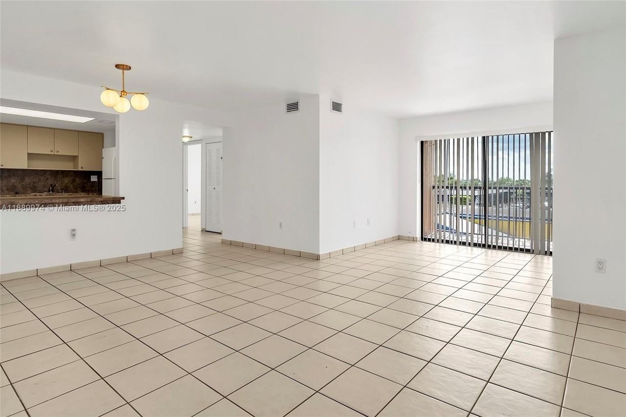 3945 Sw 89th Ave #201 - Photo 4 of 24