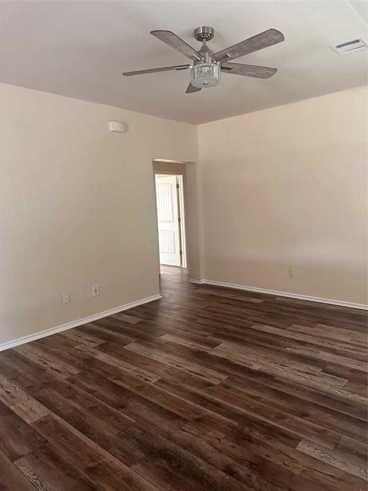 13004 Tinker St - Photo 4 of 14