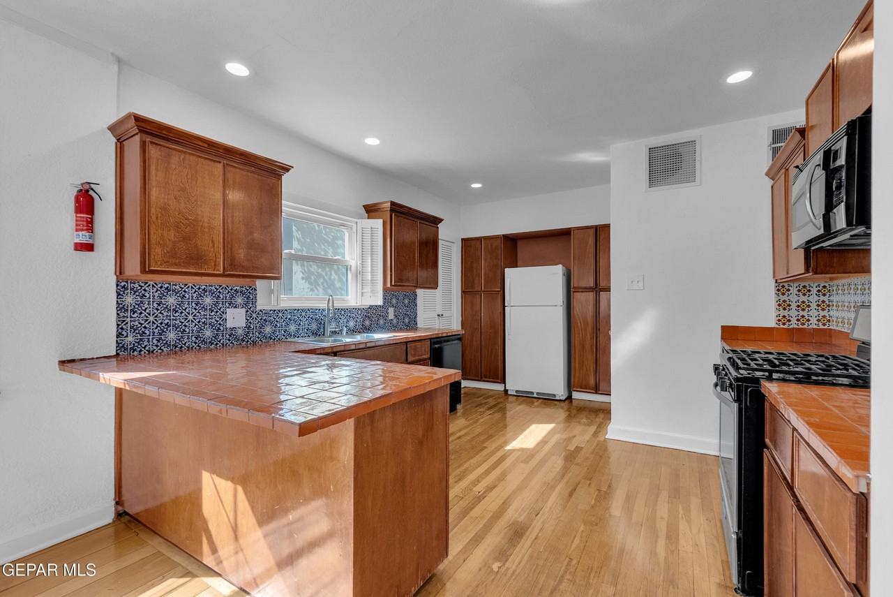 923 Mckelligon Dr - Photo 5 of 46