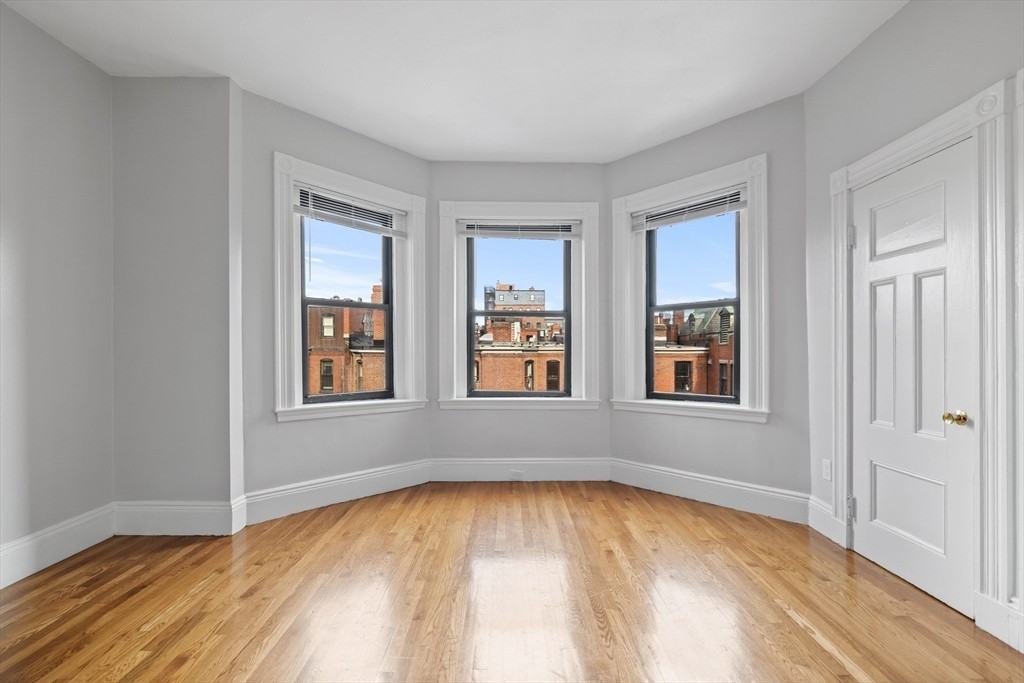 907 Boylston St - Photo 3 of 9