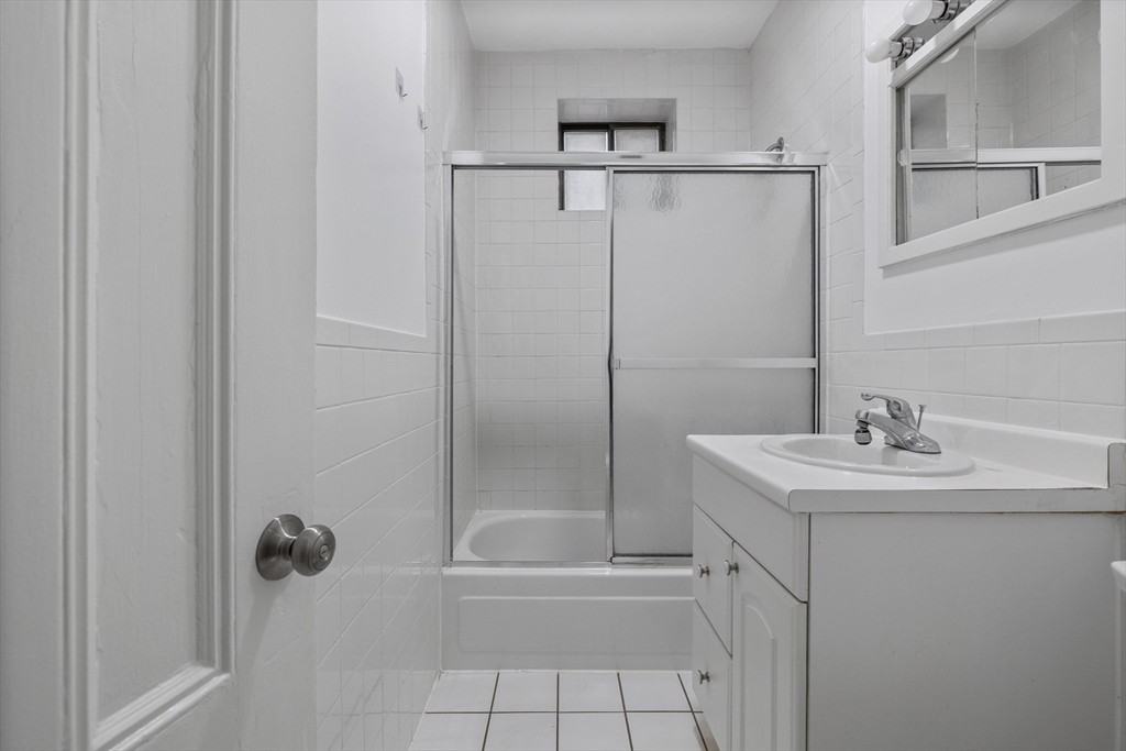 907 Boylston St - Photo 4 of 9