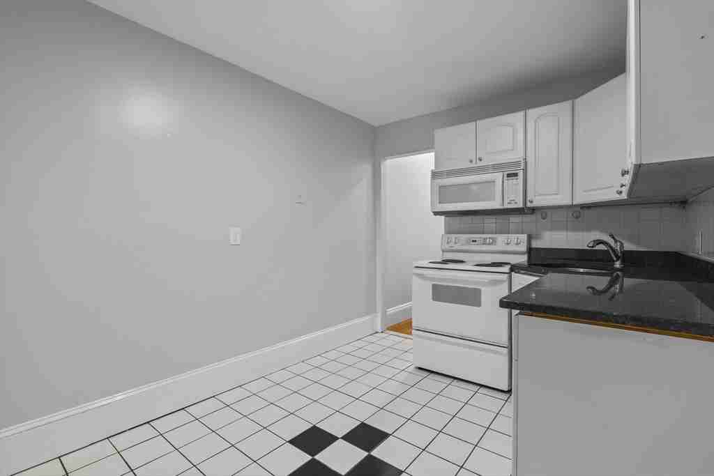 907 Boylston St - Photo 5 of 9
