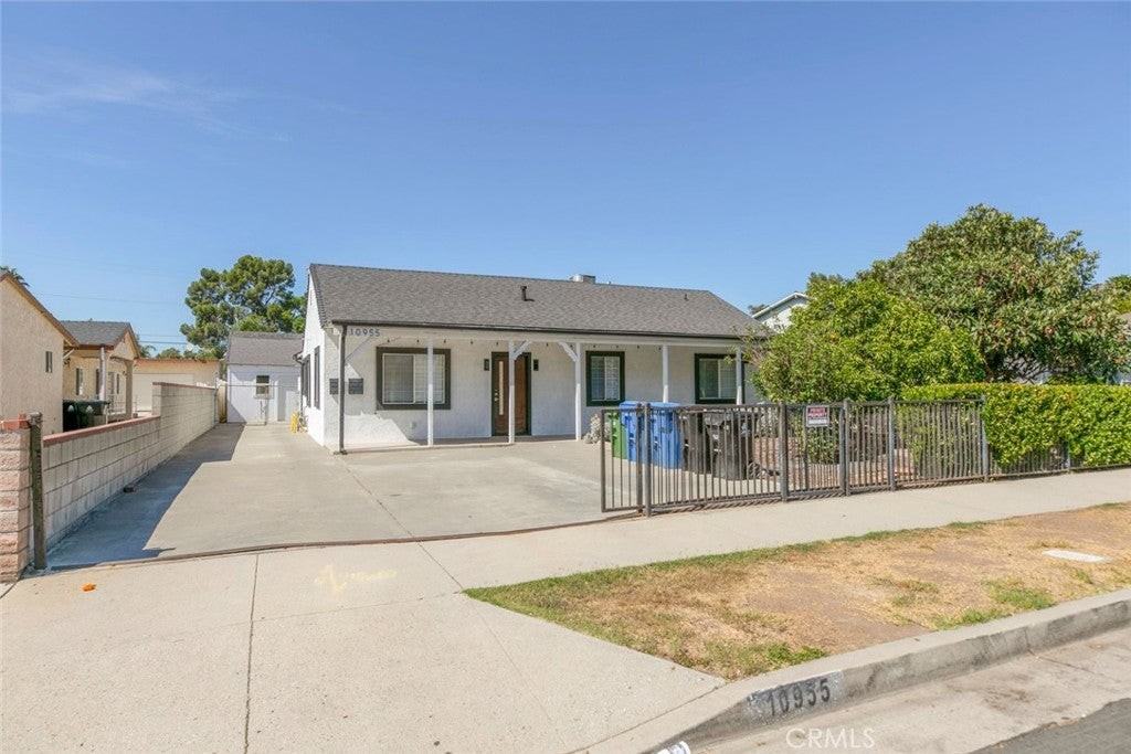 10955 Burnet Ave - Photo 4 of 27