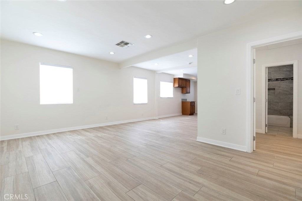 10955 Burnet Ave - Photo 7 of 27