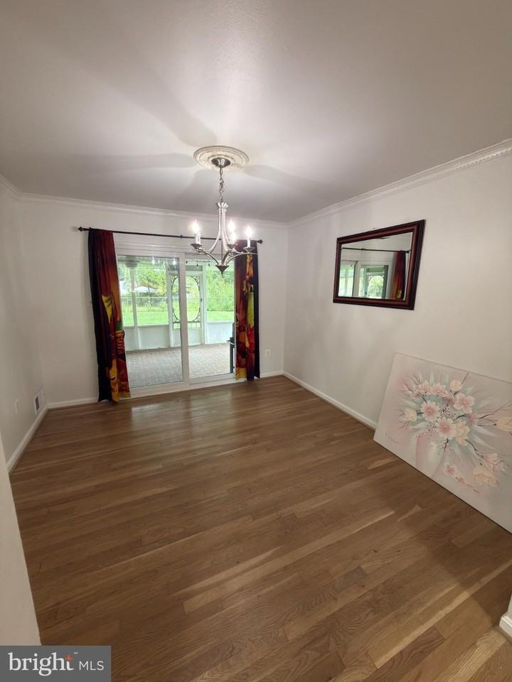 6919 Rolling Rd - Photo 6 of 20