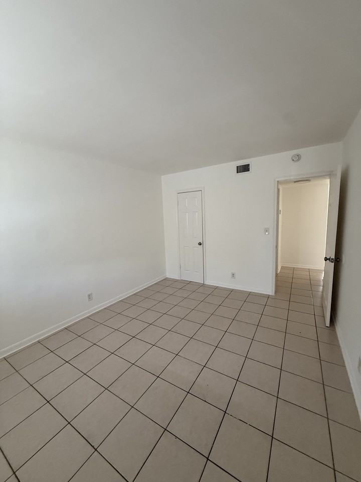 2509 NW 9th Avenue - Photo 5 of 27