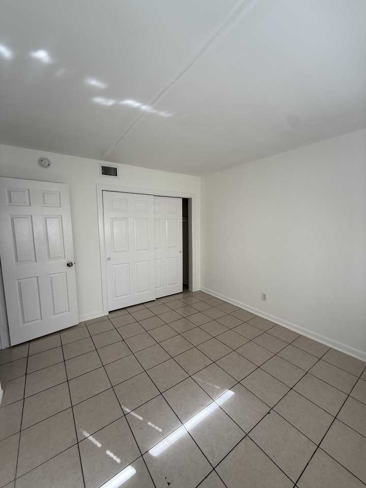 2509 NW 9th Avenue - Photo 6 of 27