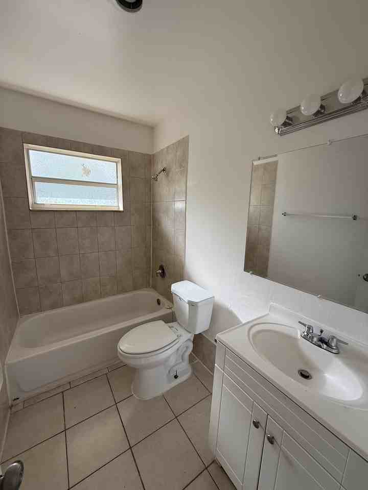 2509 NW 9th Avenue - Photo 7 of 27