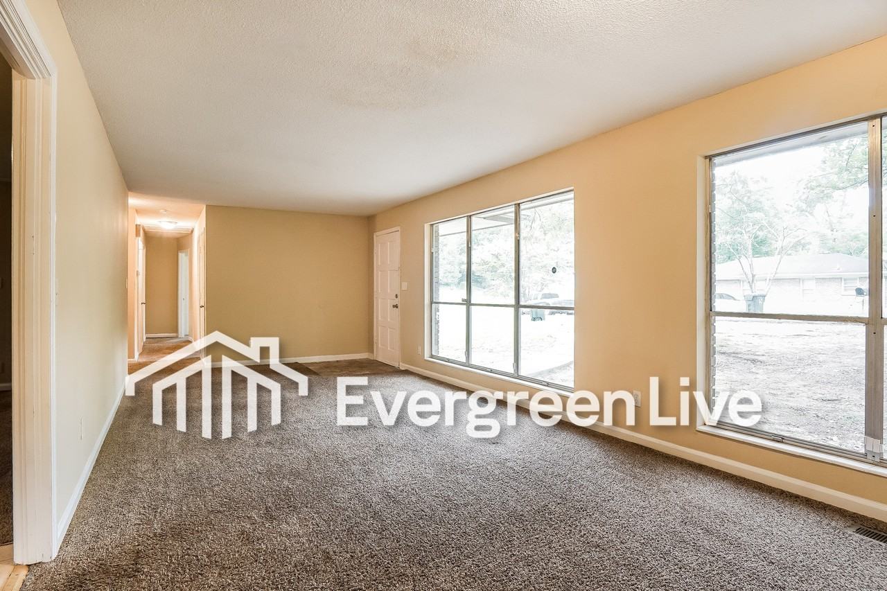 1208 Oakley Dr - Photo 4 of 15