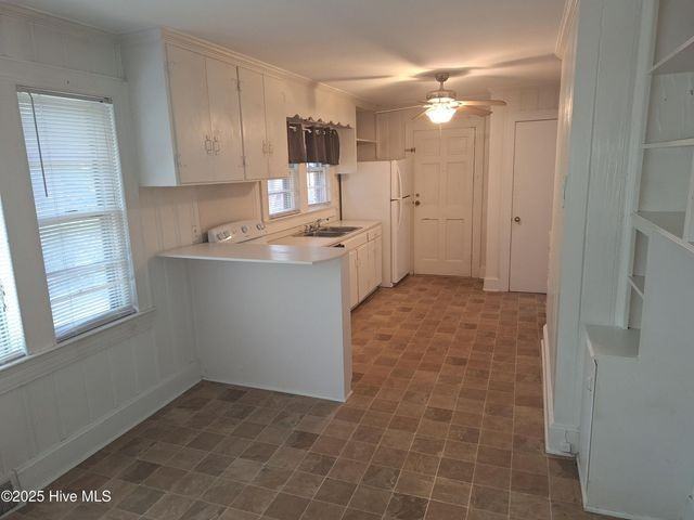 612 S Oak St - Photo 3 of 12