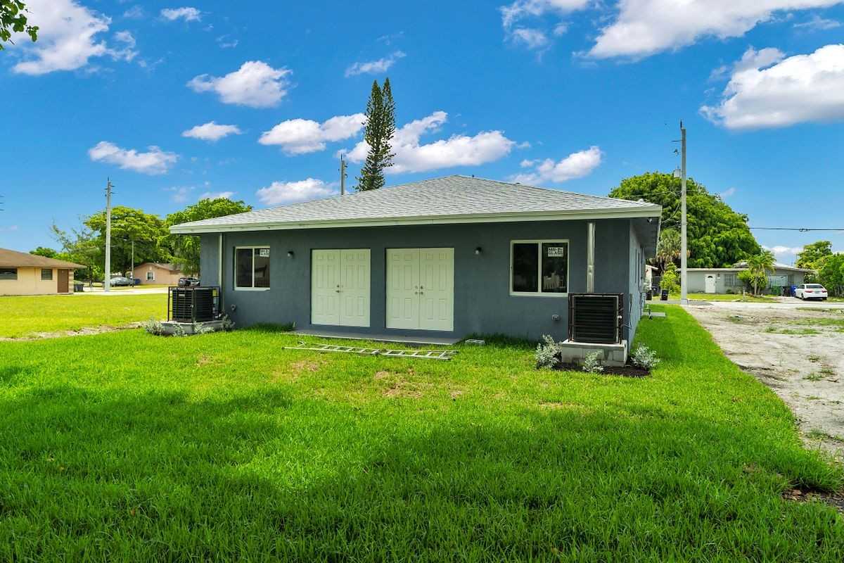 2451A Nw 21st St - Photo 2 of 24