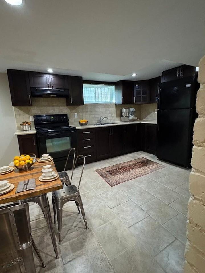 959 Runnymede Rd - Photo 6 of 15