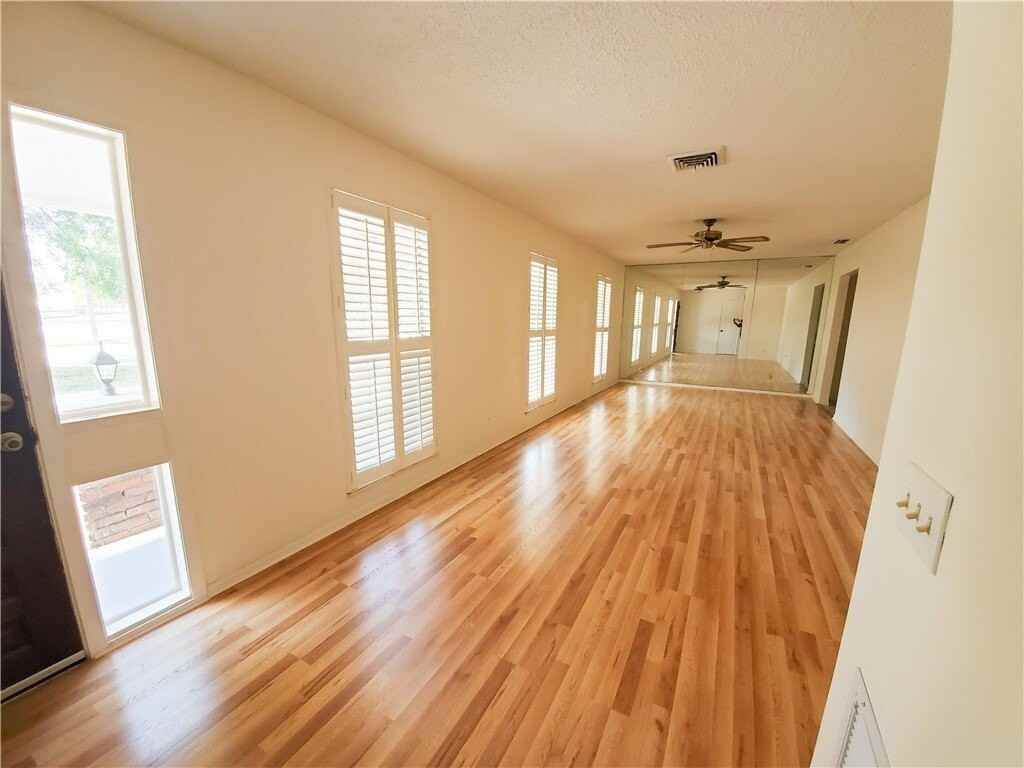 2671 Victory Blvd - Photo 2 of 27