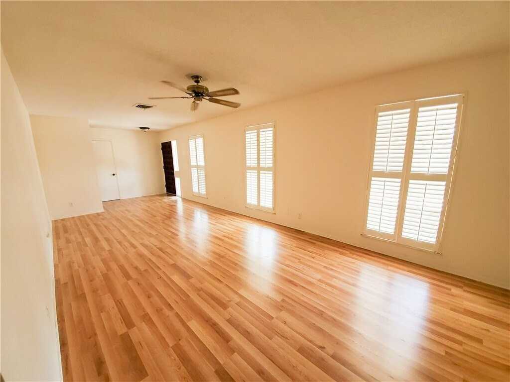 2671 Victory Blvd - Photo 4 of 27