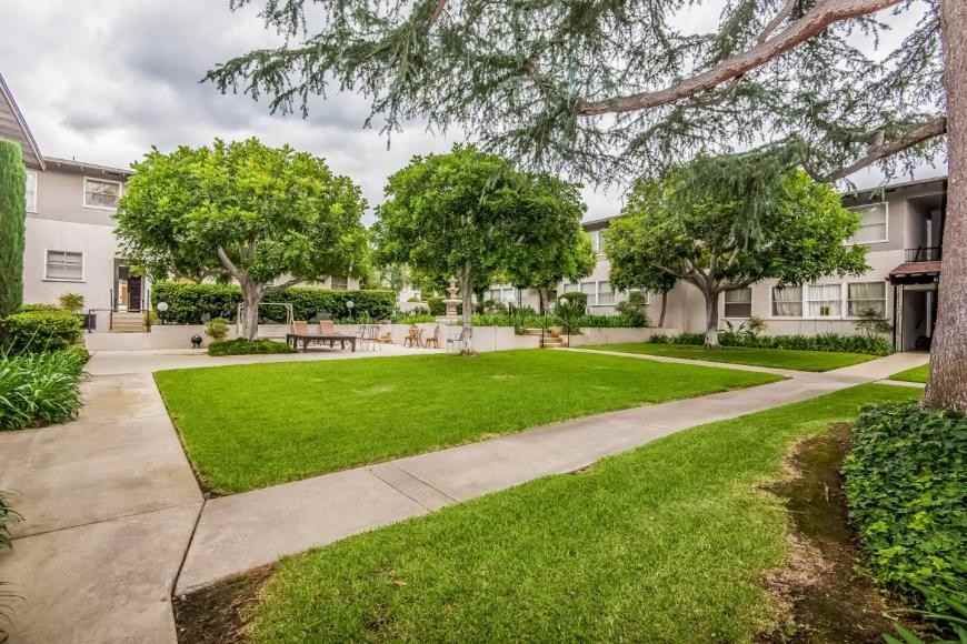 610 West Foothill Boulevard - Photo 3 of 6