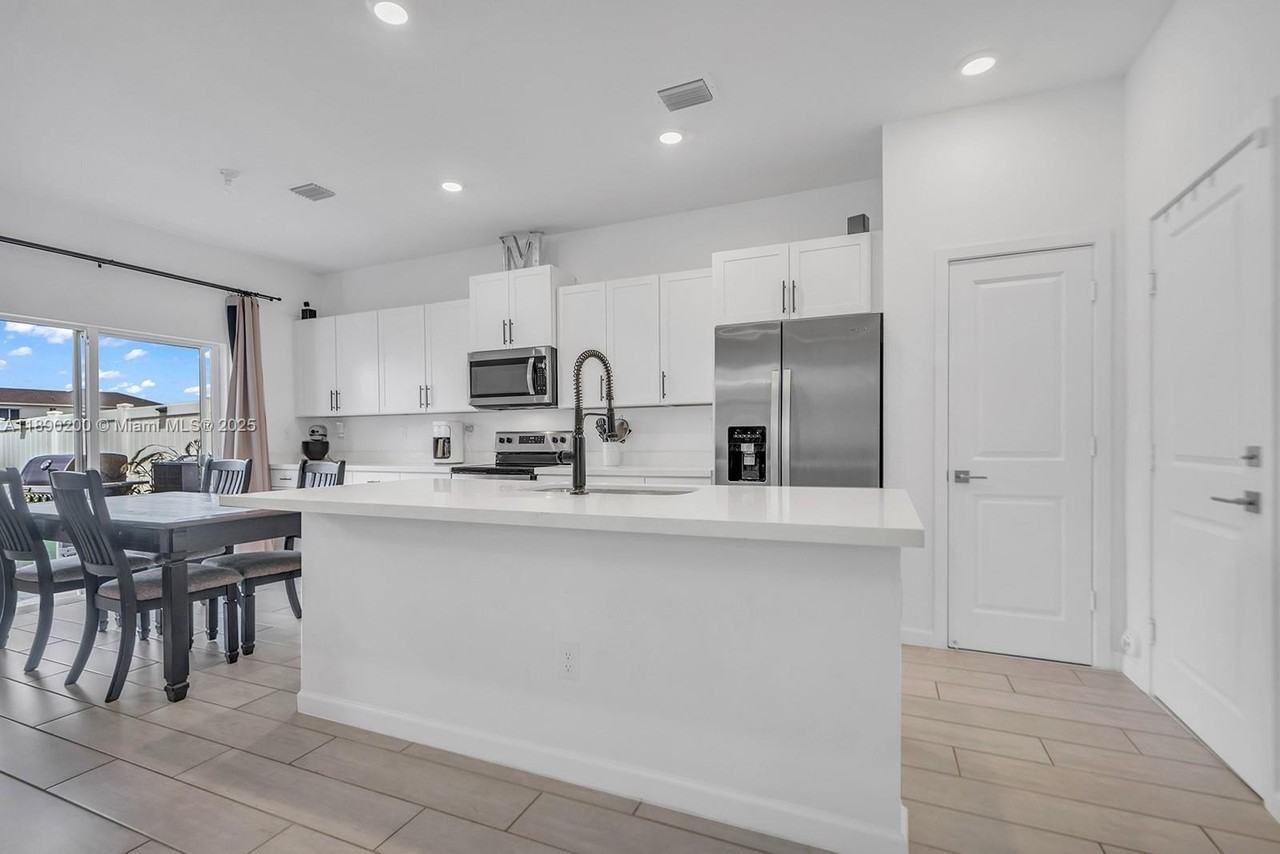 1772 Se 8th Ter - Photo 6 of 42