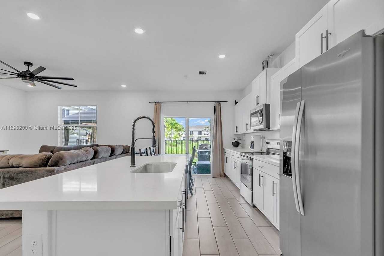 1772 Se 8th Ter - Photo 7 of 42