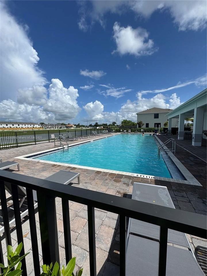 466 Ne 12th St - Photo 3 of 8