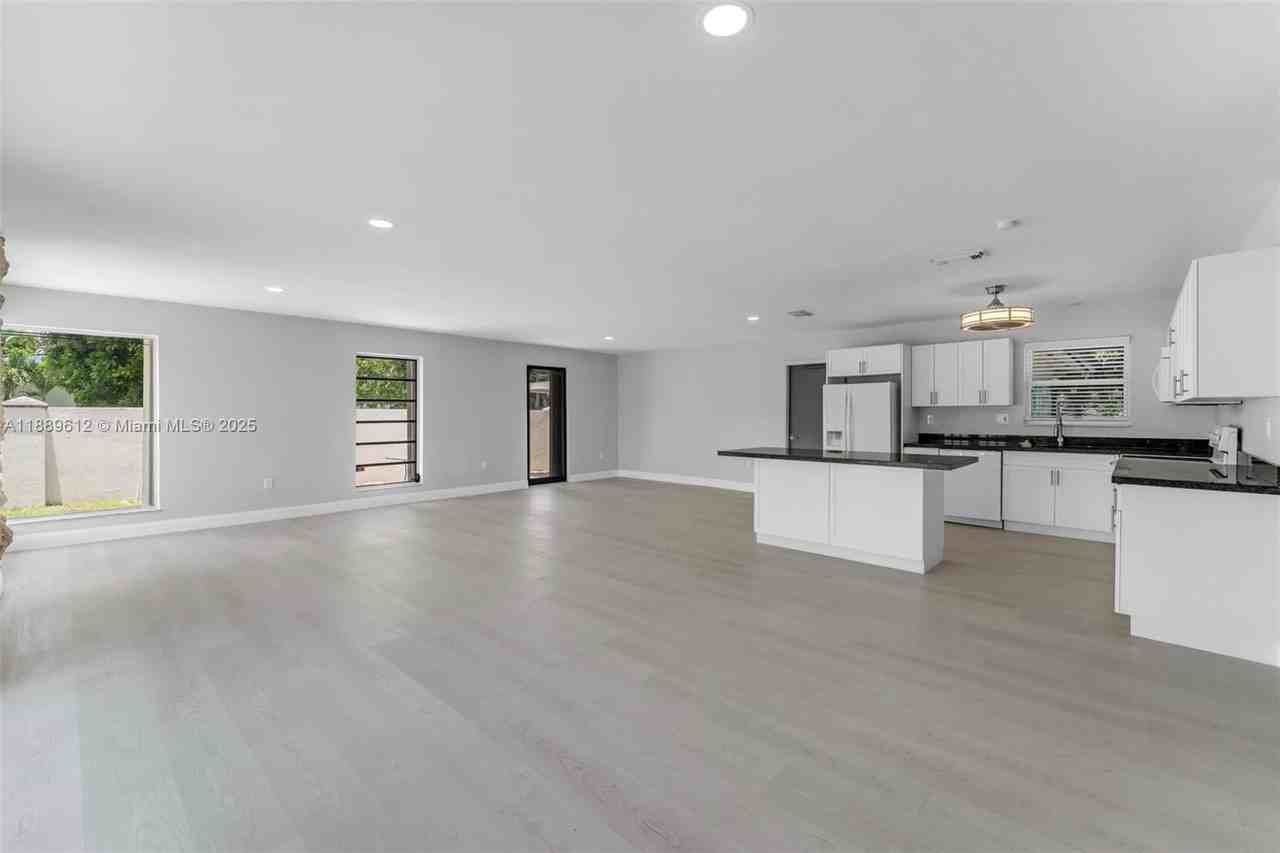 4400 Sw 89th Ave - Photo 3 of 8