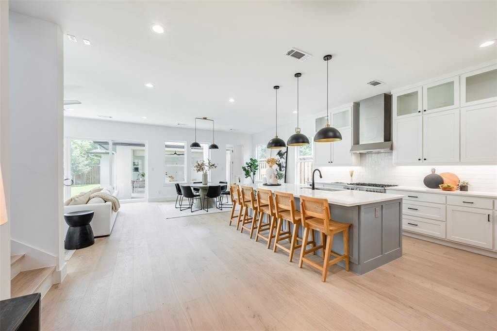 5710 Vanderbilt Ave - Photo 4 of 37