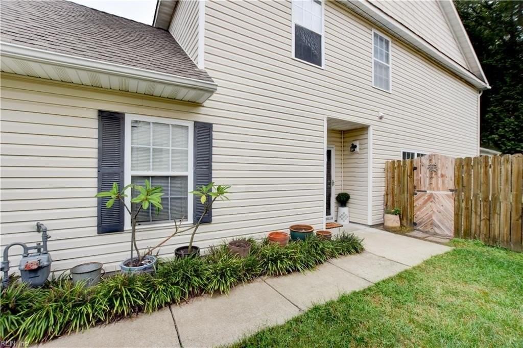 320 Garcia Dr - Photo 2 of 14