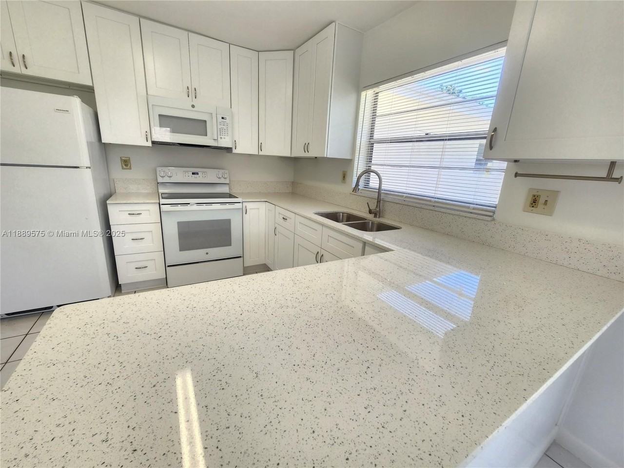 18637 Sw 100th Ave - Photo 3 of 24