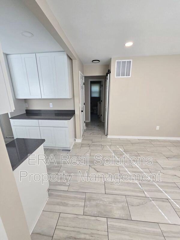 238 Whitethorne Ave - Photo 3 of 27