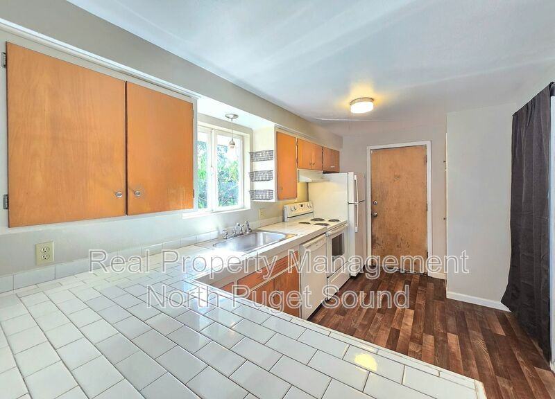 1713 1st St - Photo 3 of 25