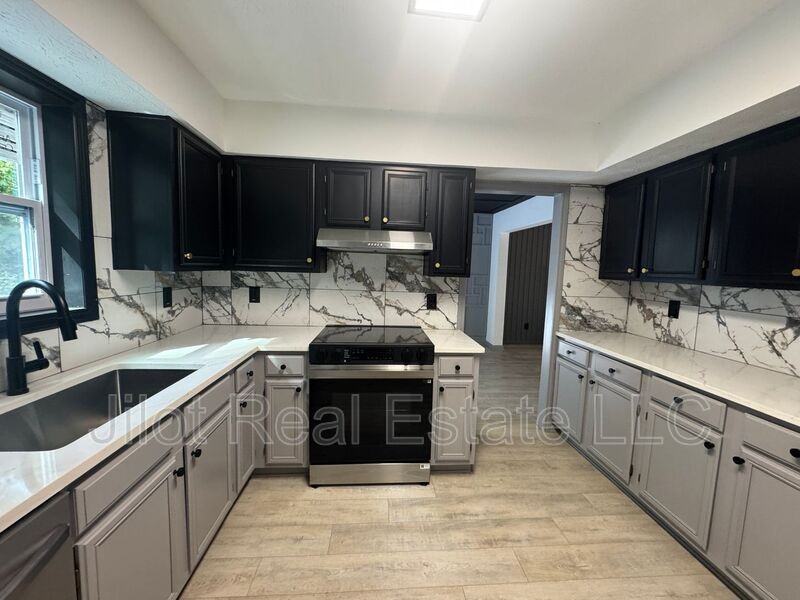 63 Lakeview Ln - Photo 2 of 21