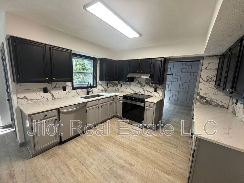 63 Lakeview Ln - Photo 3 of 21
