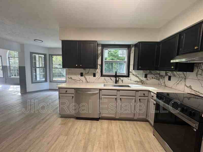 63 Lakeview Ln - Photo 4 of 21