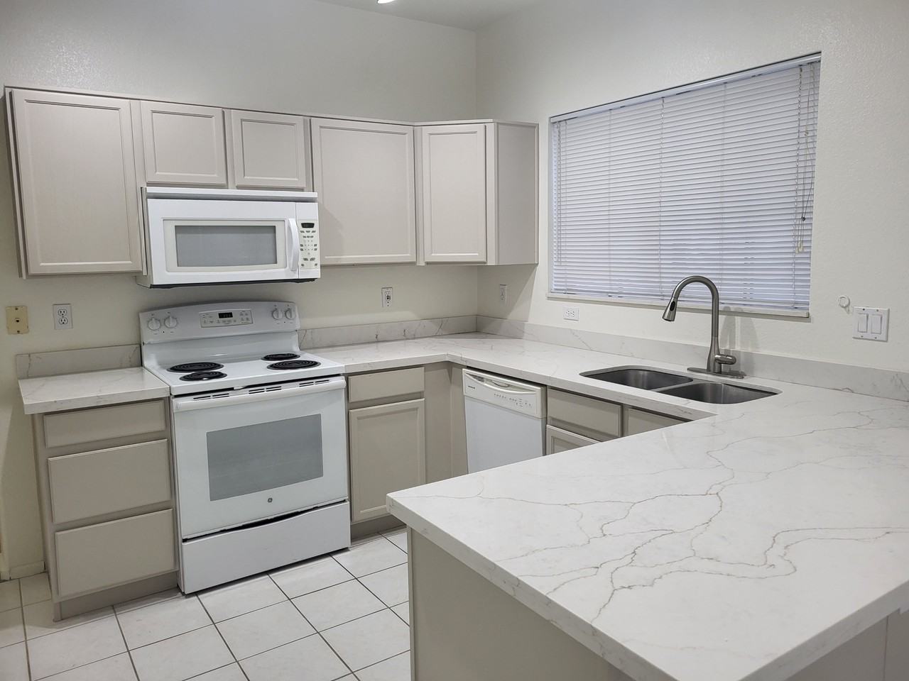 8763 W Paradise Dr - Photo 3 of 20