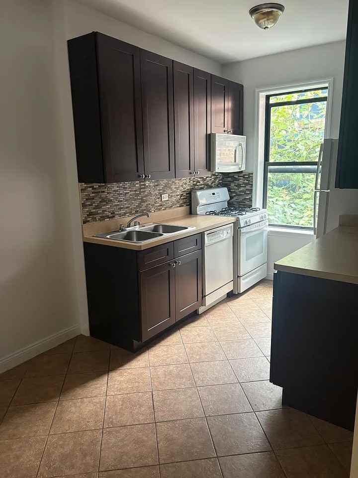 501 W 184Th St - Photo 2 of 4