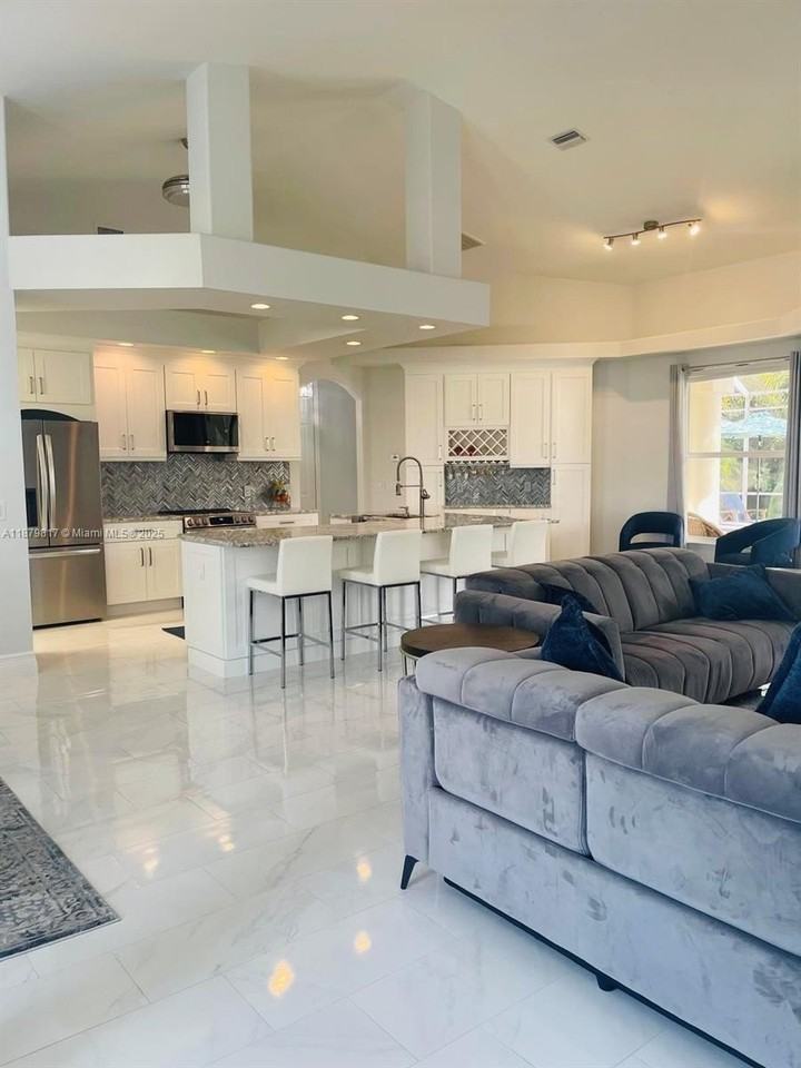 8268 Southwind Bay Cir - Photo 5 of 31