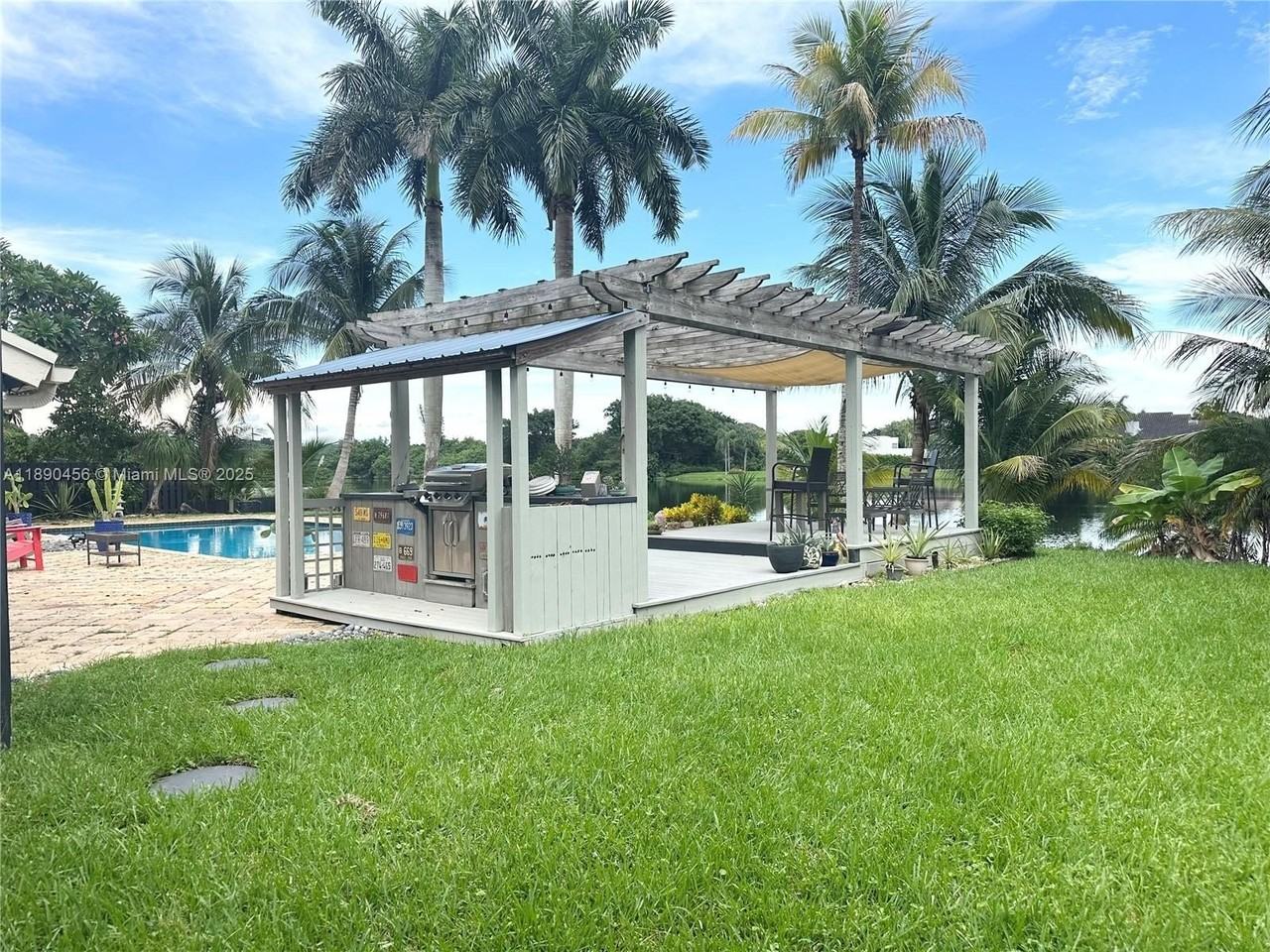 960 Bayberry Point Dr - Photo 2 of 43