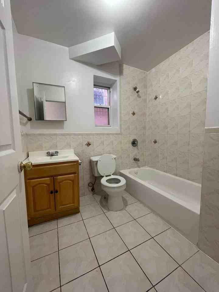 1751 Undercliff Ave #1 - Photo 3 of 11