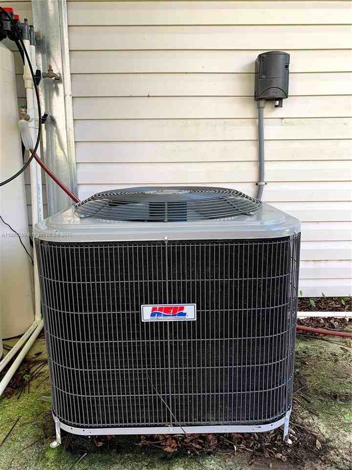 325 E Plymouth Ave #0 - Photo 4 of 39