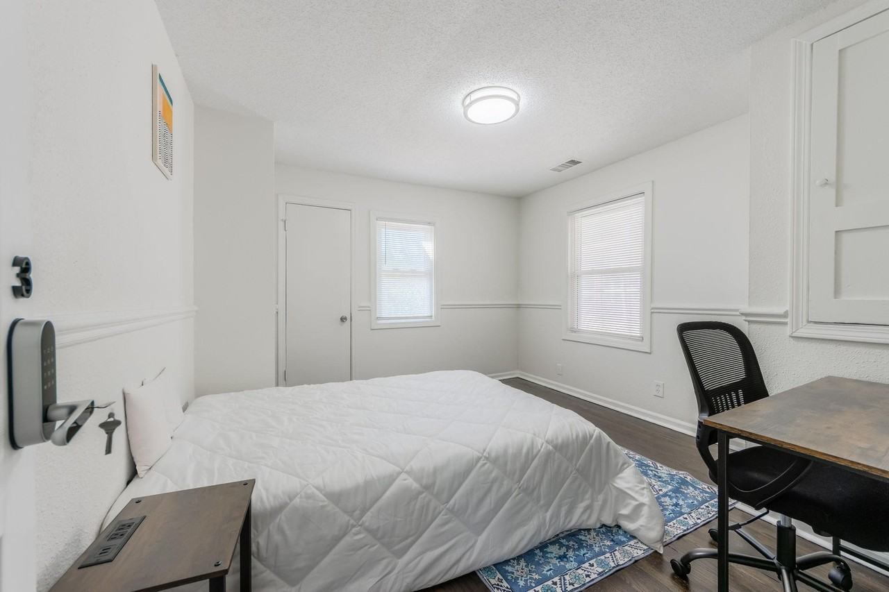 E 28th St - Photo 4 of 4